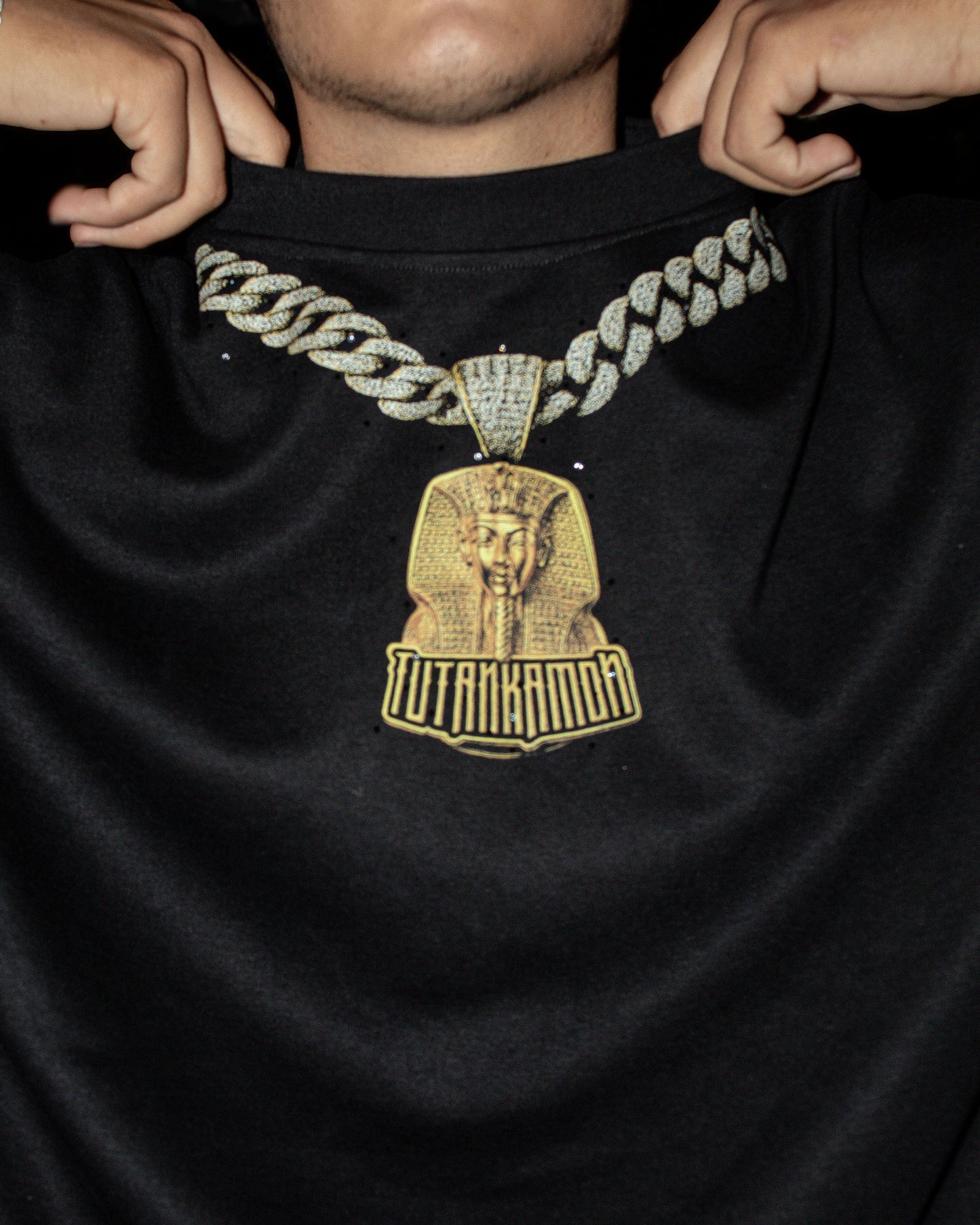 TUTANKAMON CHAIN CRYSTALS OVER PREMIUM TEE