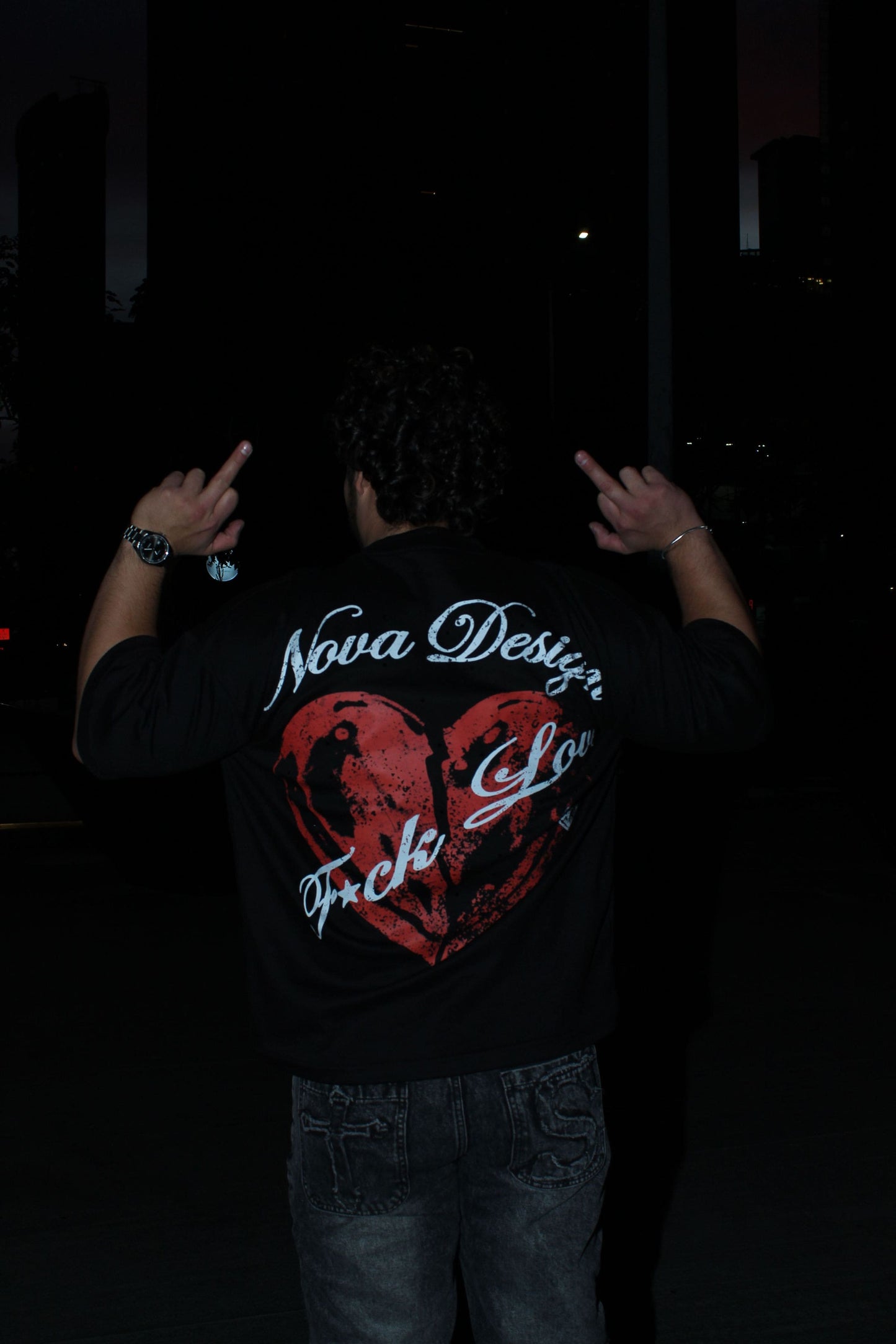 Detalle de pedrería en playera negra Nova Design