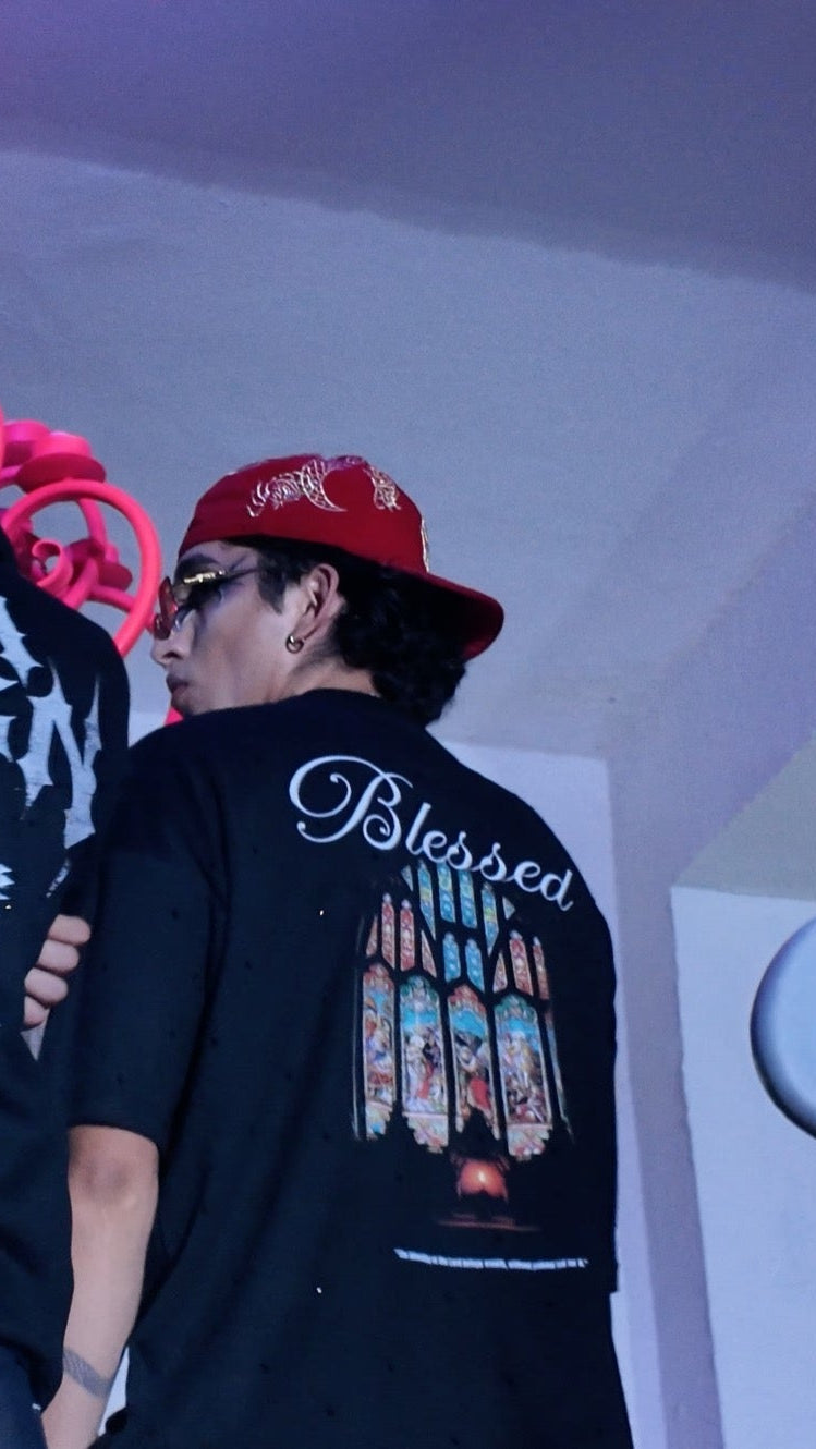 Playera oversize negra con vitral colorido y la palabra Blessed de Nova Design.