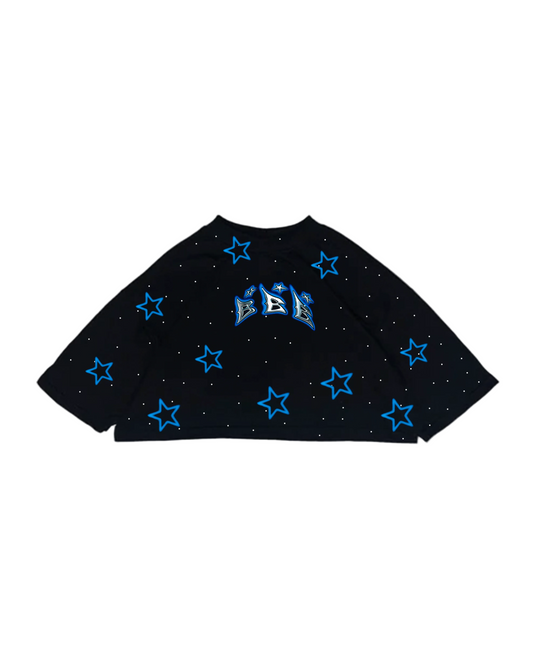 Crop top oversize negro inspirado en la gorra BBB de Barbas, con estrellas azules y diseño full pedrería — Nova Design.