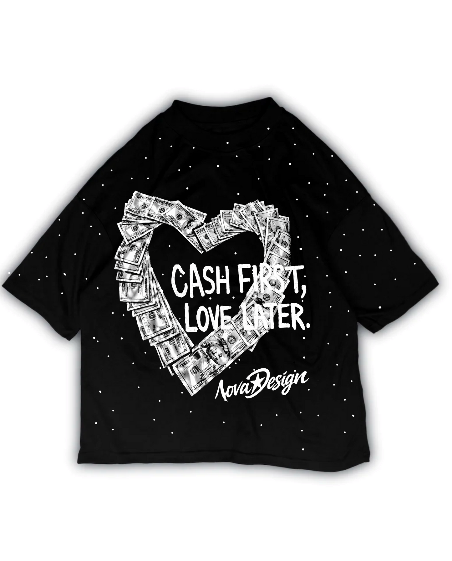 Playera oversize negra Nova Design con gráfico trasero de corazón formado por billetes y frase Cash First Love Later