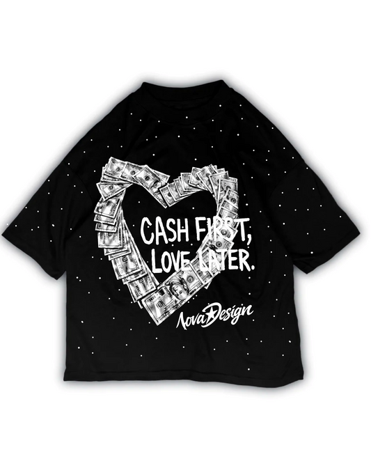 Playera oversize negra Nova Design con gráfico trasero de corazón formado por billetes y frase Cash First Love Later