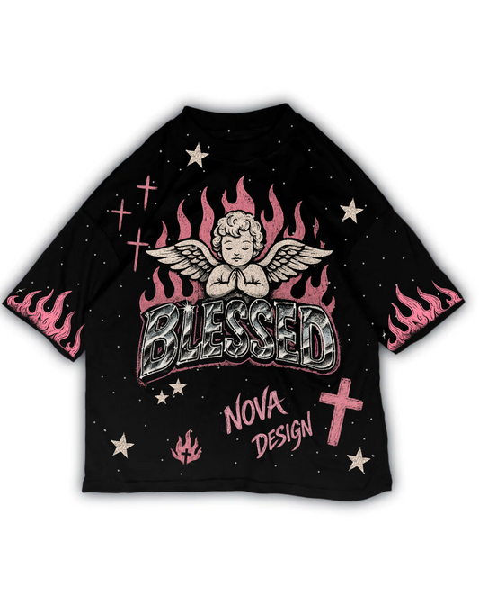 Playera oversize negra con querubín, llamas rosas, cruces y texto Blessed en pedrería — Nova Design.