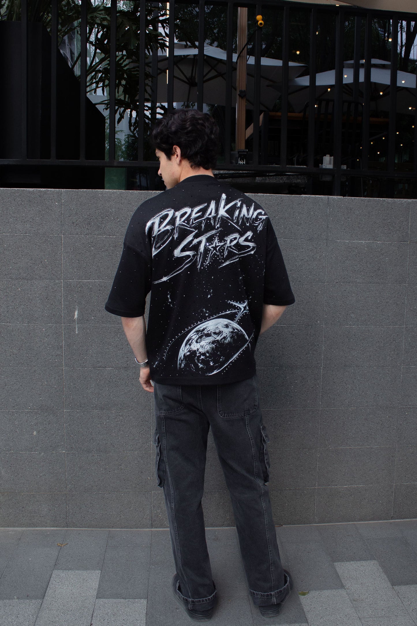 Playera oversize Breaking Stars de Nova Design con diseño de planeta, estrellas y universo en la espalda