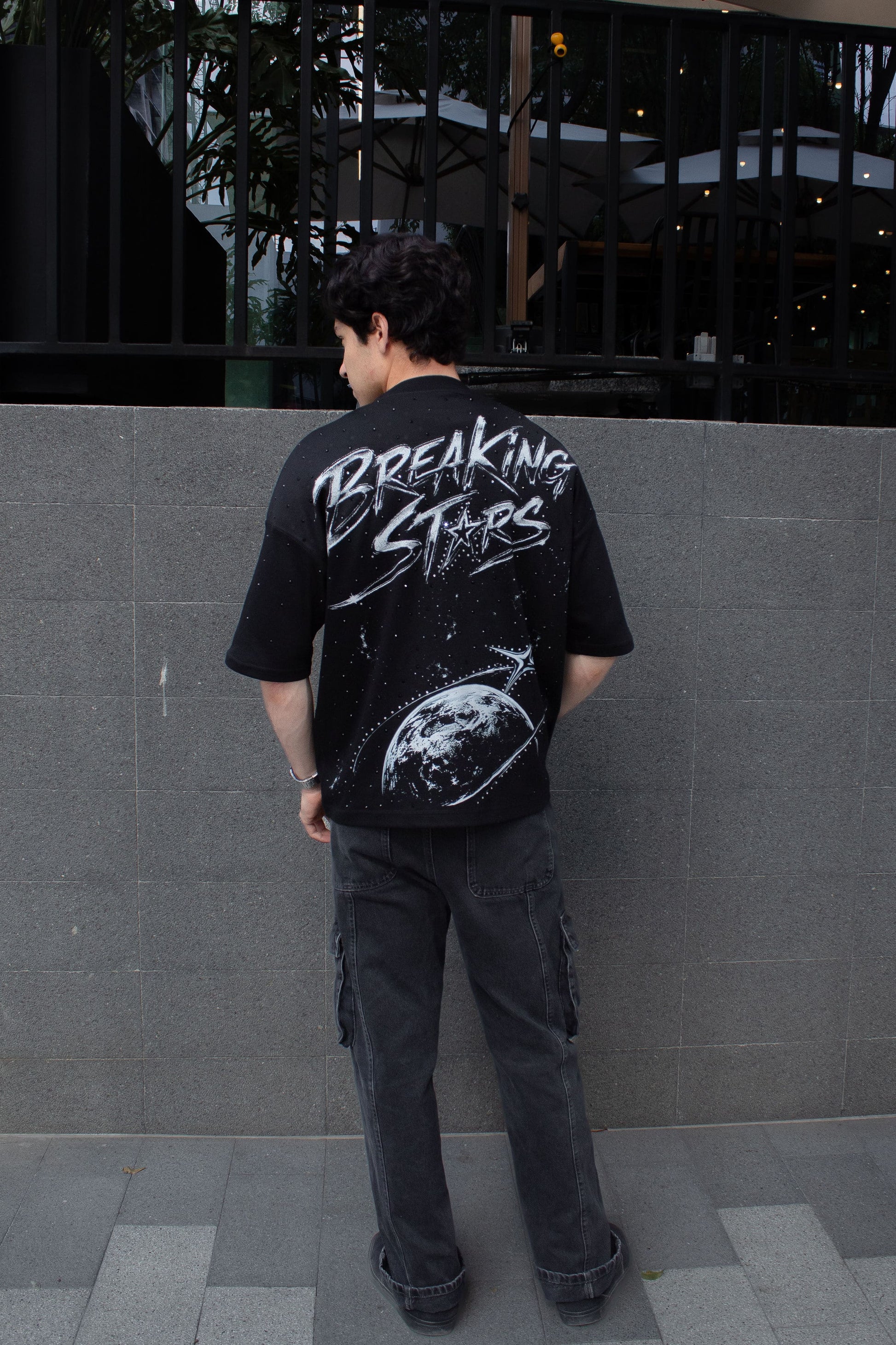 Playera oversize Breaking Stars de Nova Design con diseño de planeta, estrellas y universo en la espalda
