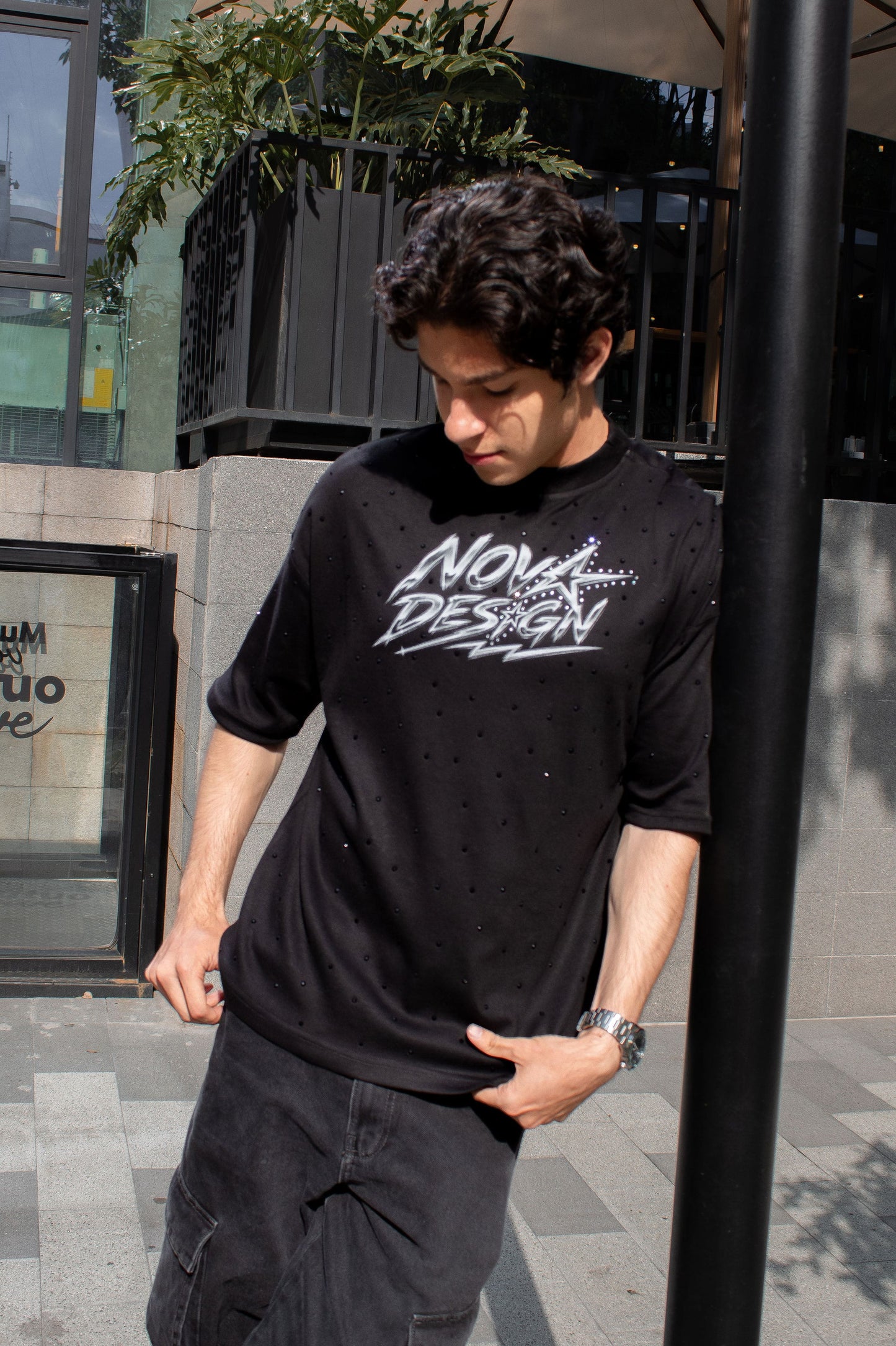 Playera Breaking Stars con logo Nova Design al frente, gráfico espacial trasero y tela 240 GSM