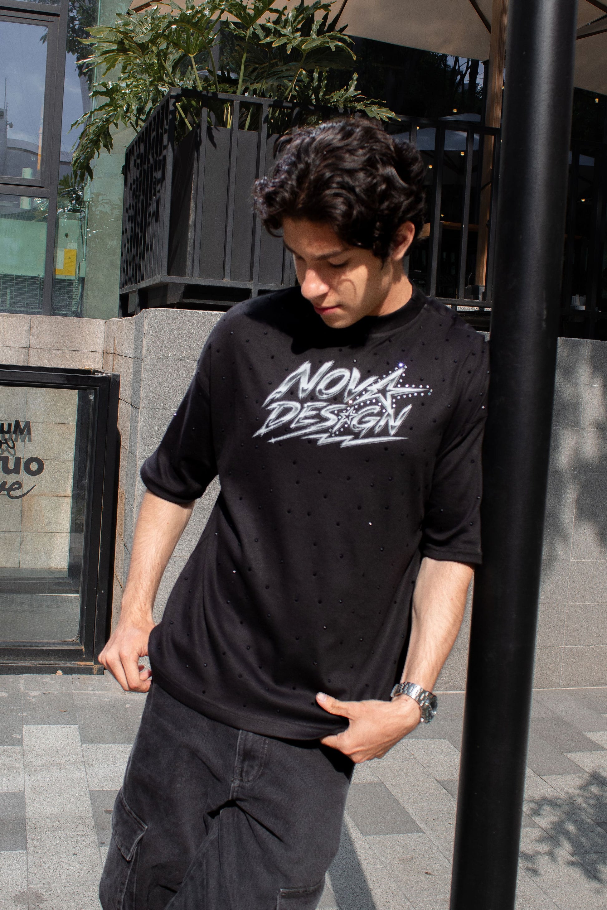 Playera Breaking Stars con logo Nova Design al frente, gráfico espacial trasero y tela 240 GSM