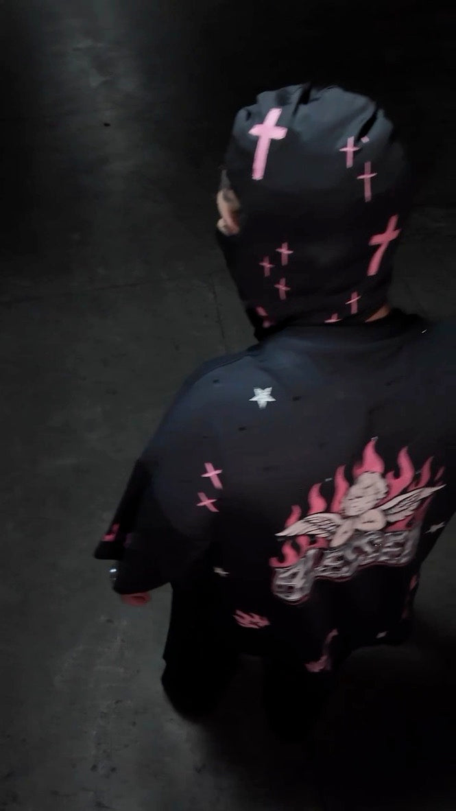 Pasamontañas negro Blessed Angel con cruces rosas estilo streetwear — Nova Design.