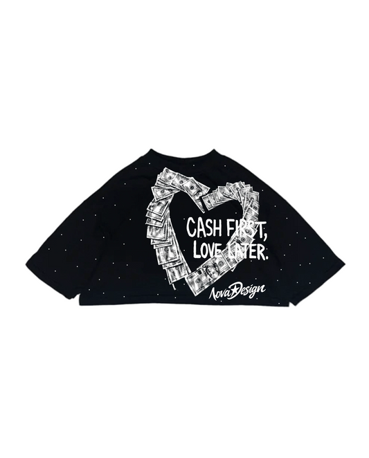 Crop top oversize negro con corazón de billetes y frase Cash First Love Later en diseño full pedrería — Nova Design.