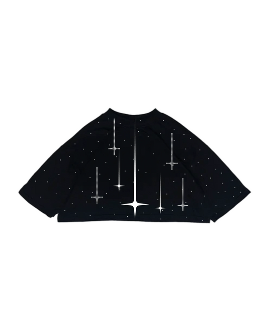 Crop oversize negro con estrellas fugaces y cruces en pedrería — diseño minimalista Nova Design.