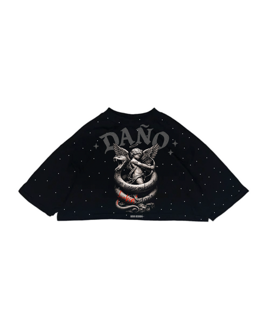 Crop oversize negro con ángel enfrentando serpiente y texto DAÑO — diseño inspirado en estética oscura de Nova Design.