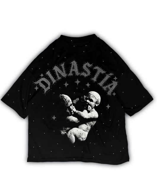 Playera oversize negra con ilustración de querubines estilo escultura y texto Dinastía — Nova Design.