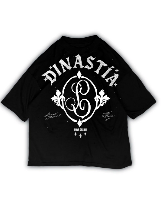 Playera oversize negra Dinastía inspirada en el álbum de Peso Pluma y Tito Double P, con emblema central — Nova Design.