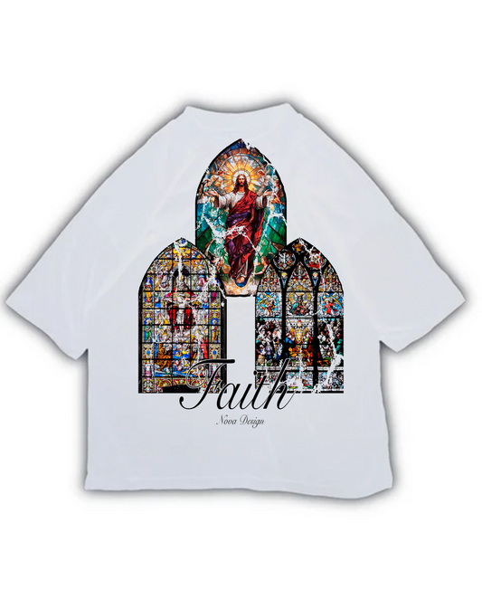 Playera oversize blanca con diseño de vitrales y texto Faith Nova Design en el frente