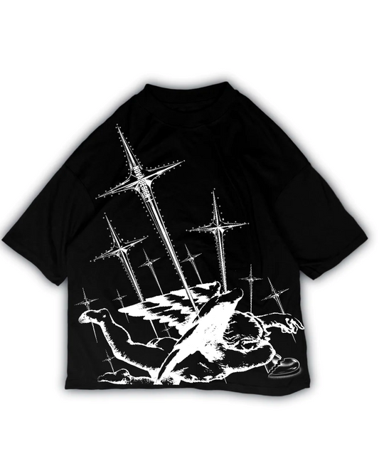 Playera oversize negra Nova Design con gráfico trasero grande de cupido caído atravesado por espadas estilo streetwear bélico