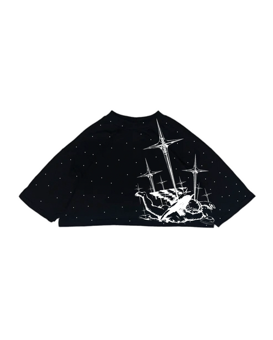 Crop oversize negro con diseño de ángel caído y estrellas brillantes estilo dark celestial — Nova Design
