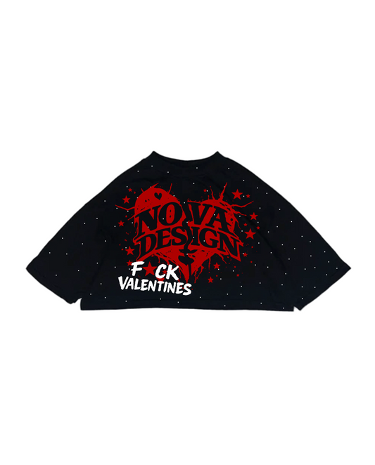 Crop oversize negro con corazón rojo estilo graffiti y texto F*ck Valentines — Nova Design.