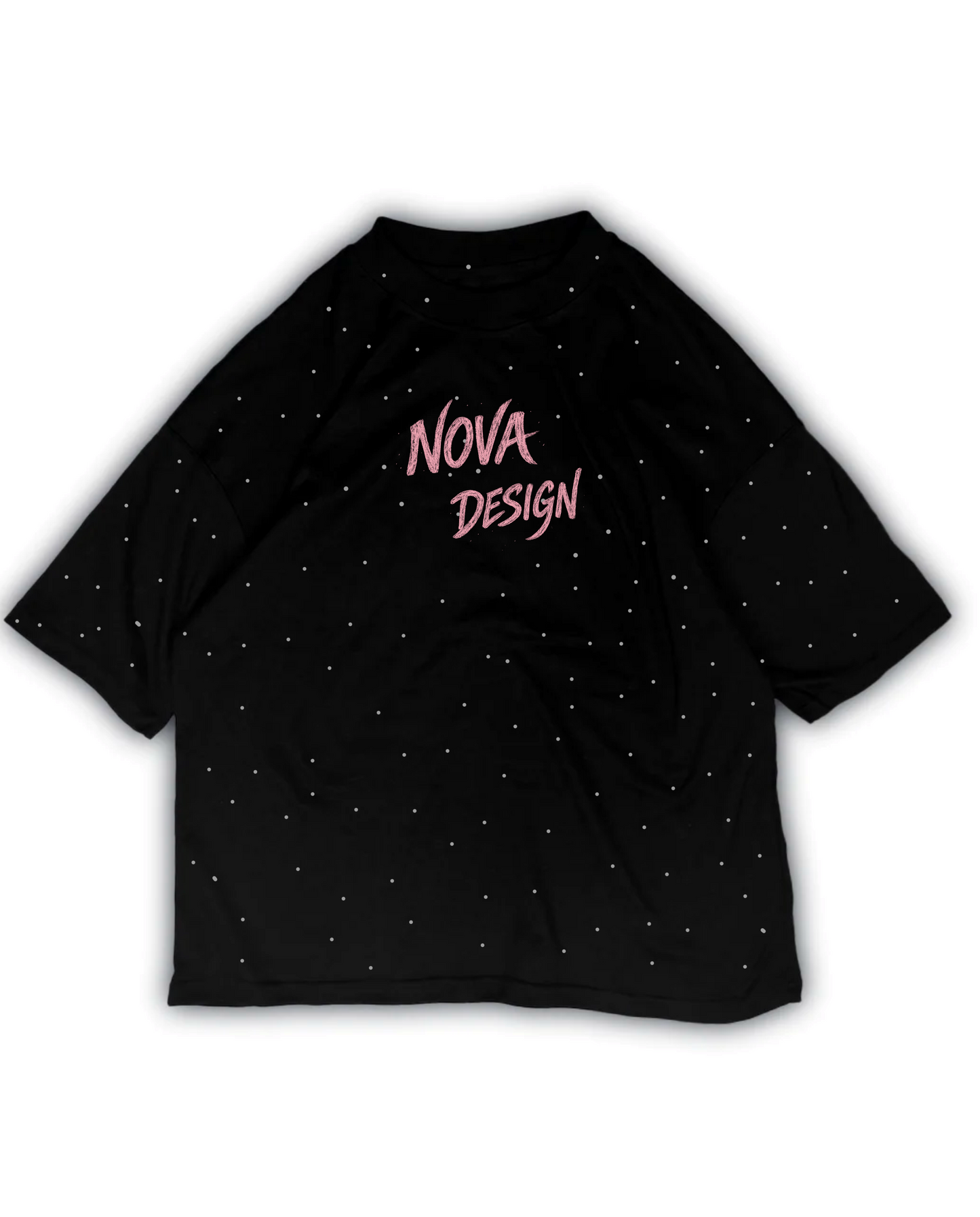 Playera oversize negra con logo Nova Design rosa y patrón de puntos blancos.