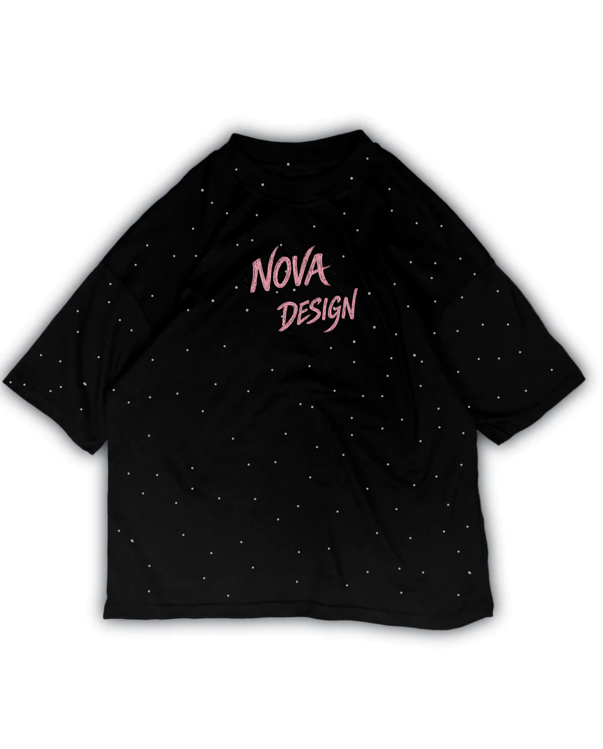 Playera oversize negra con logo Nova Design rosa y patrón de puntos blancos.