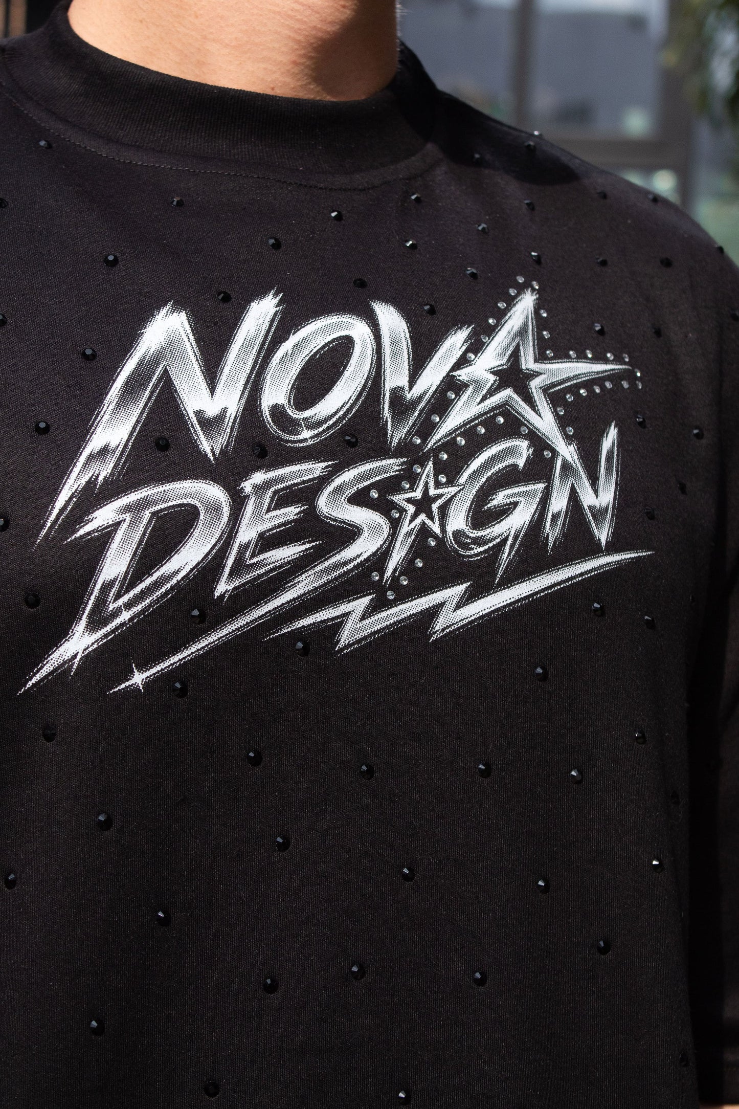 Playera premium 240 GSM color negro con logo Nova Design frontal