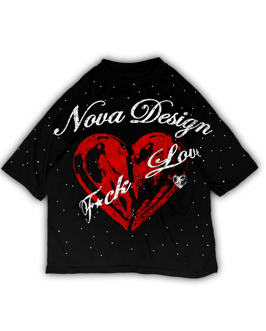 playera oversize negra Nova Design con corazón roto rojo y detalles en pedrería