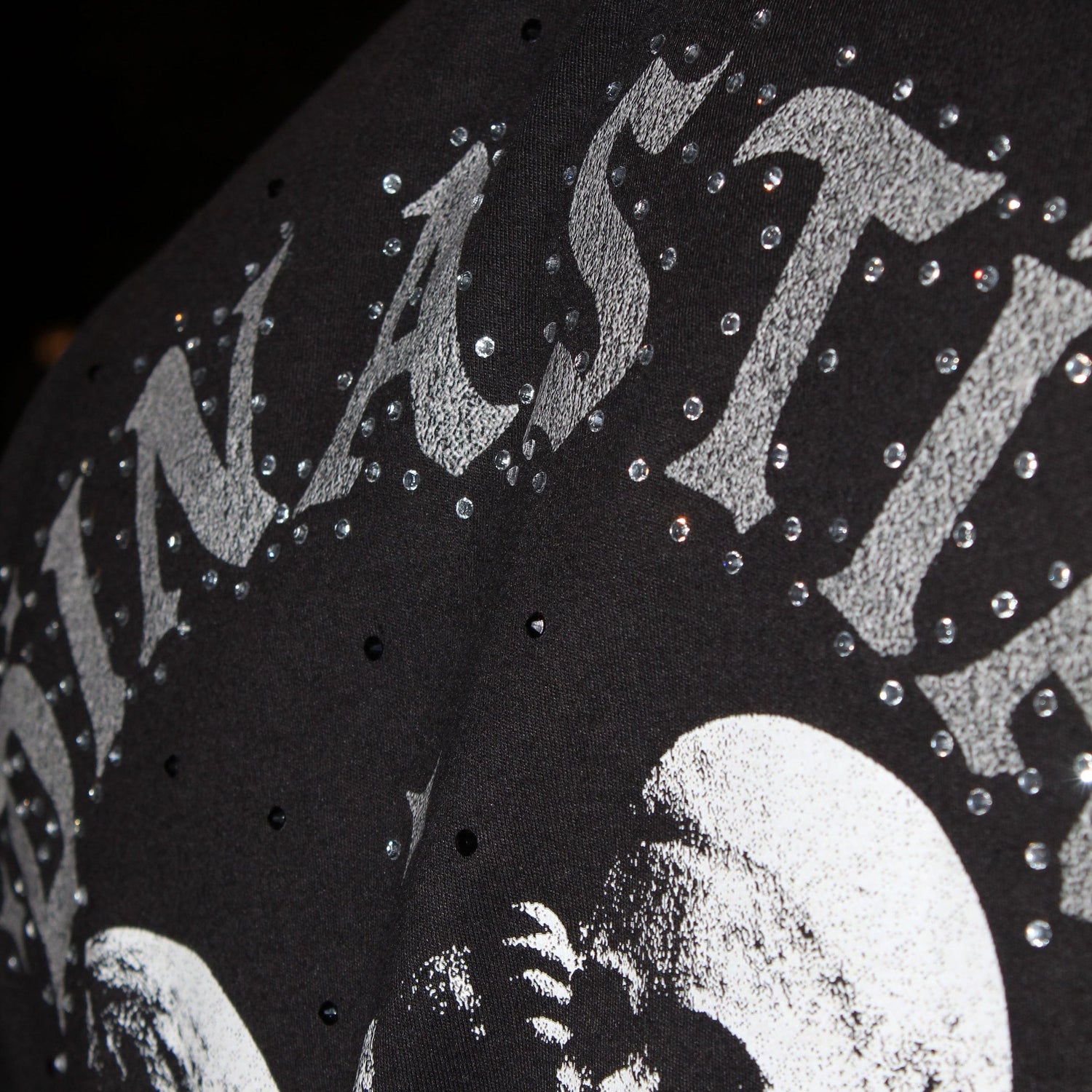 Playera oversize negra con ilustración de querubines estilo escultura y texto Dinastía — Nova Design.