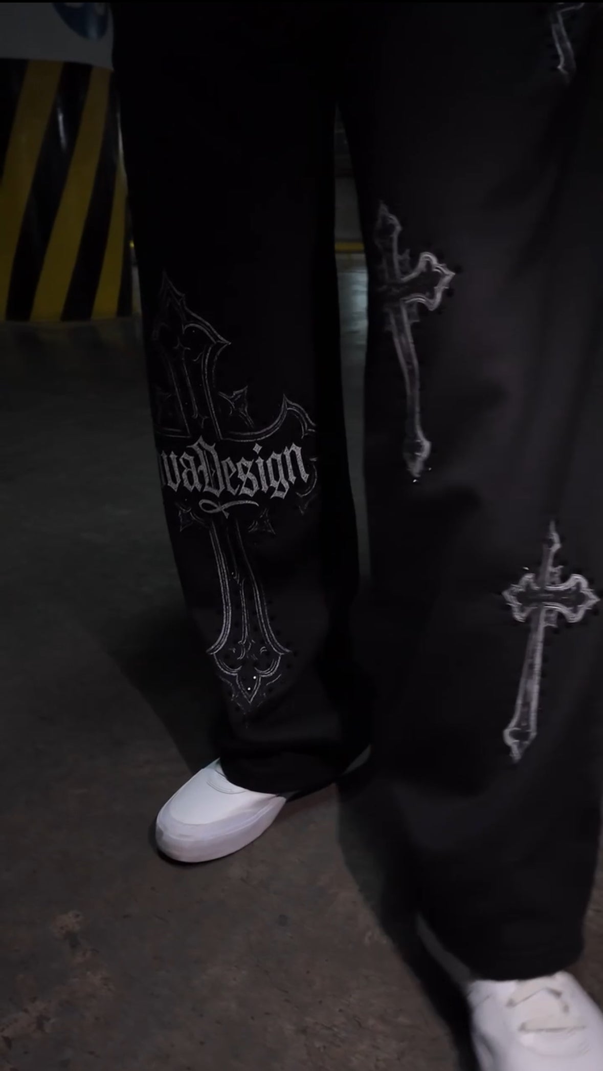 Pants negros Nova Chrome con cruces góticas estilo chrome y contorno de pedrería — Nova Design
