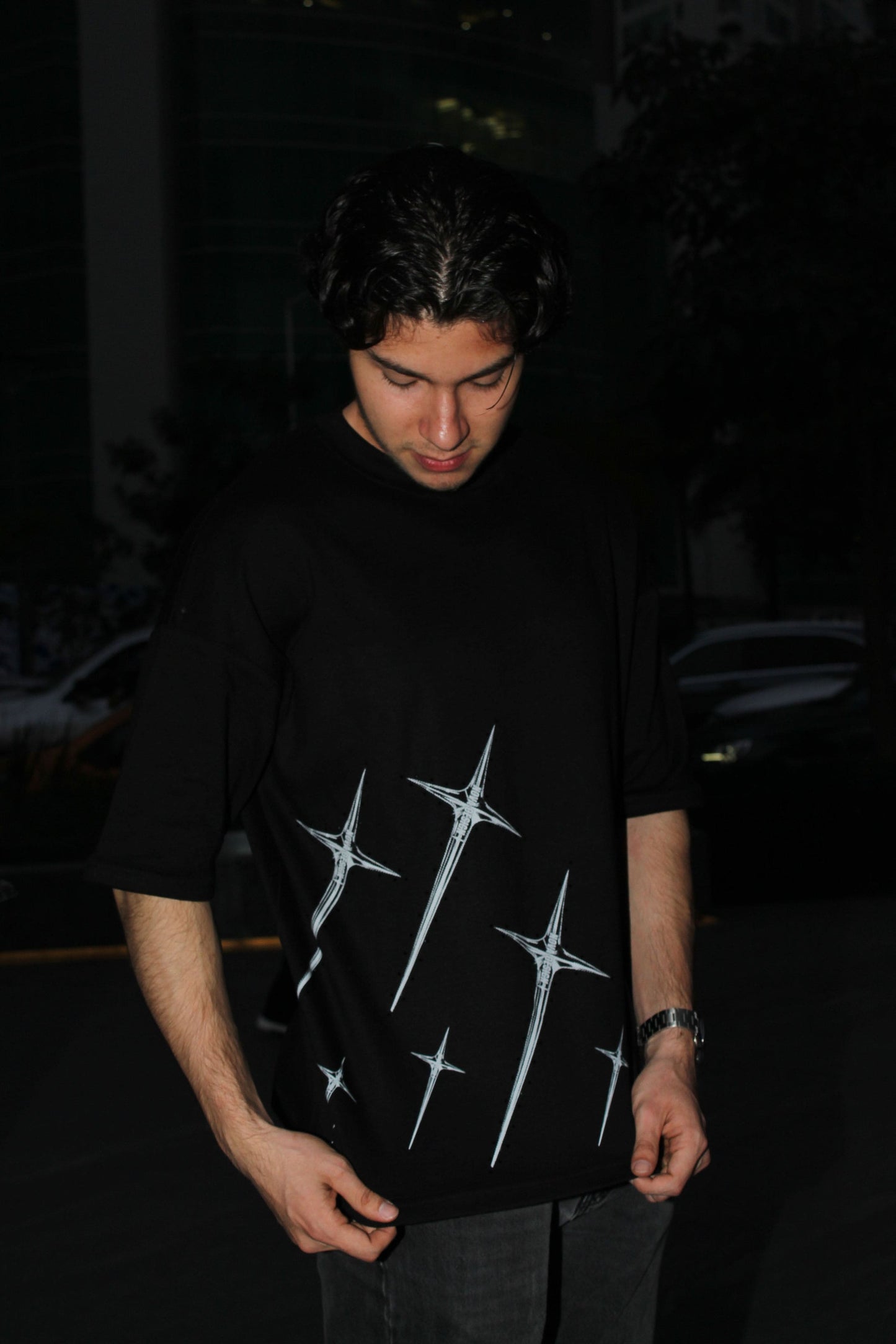 Playera oversize negra Nova Design con gráfico frontal de estrellas estilo streetwear