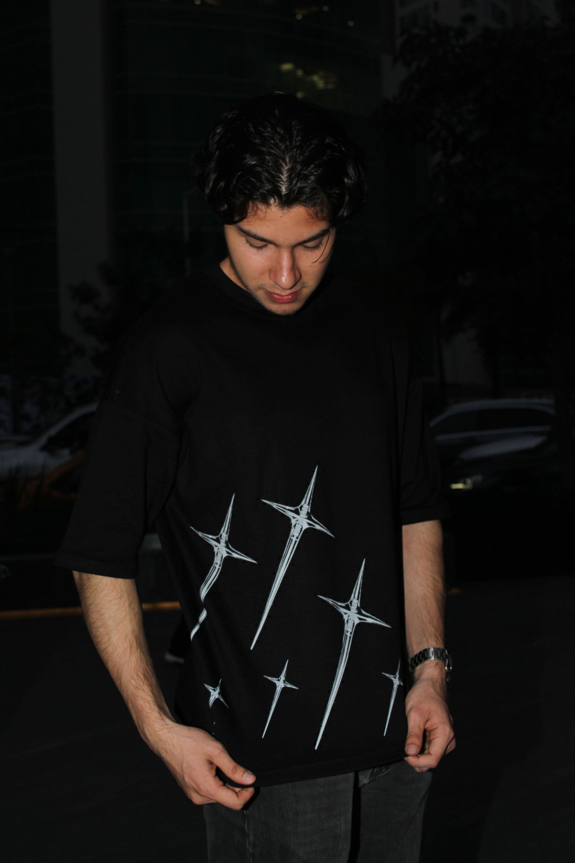 Playera oversize negra Nova Design con gráfico frontal de estrellas estilo streetwear