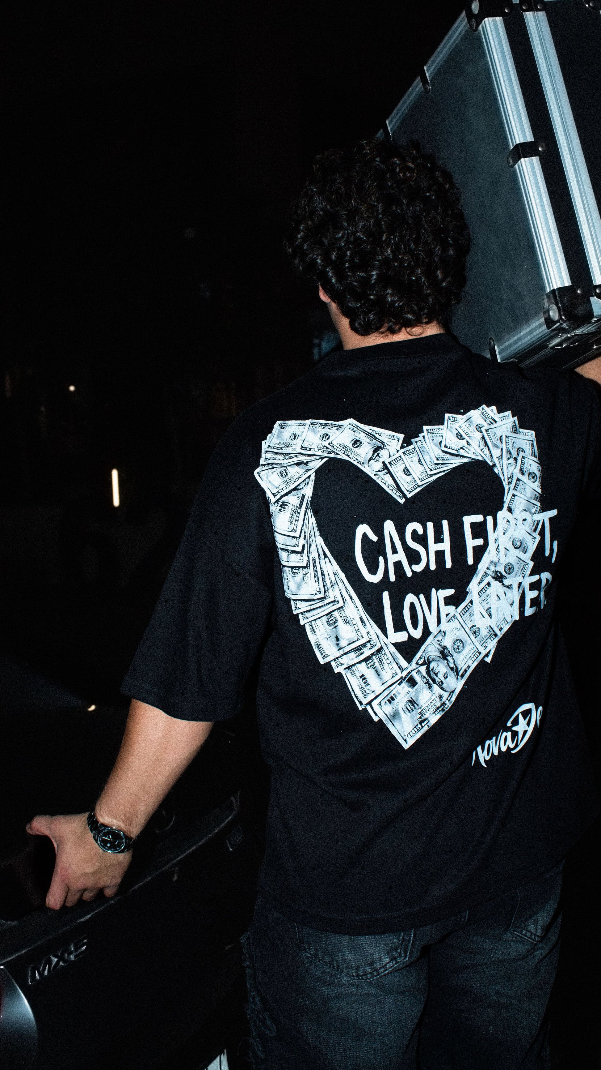Detalle de corazón hecho con billetes en playera Cash First Love Later Nova Design
