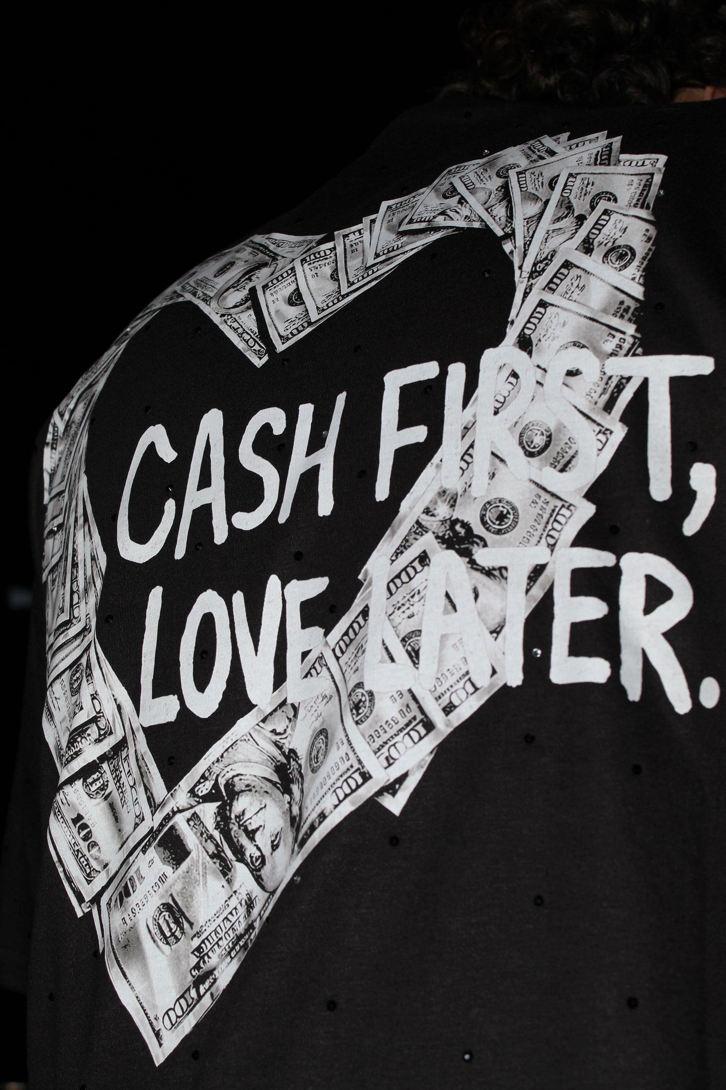 Texto Cash First Love Later en gráfico trasero de playera streetwear Nova Design
