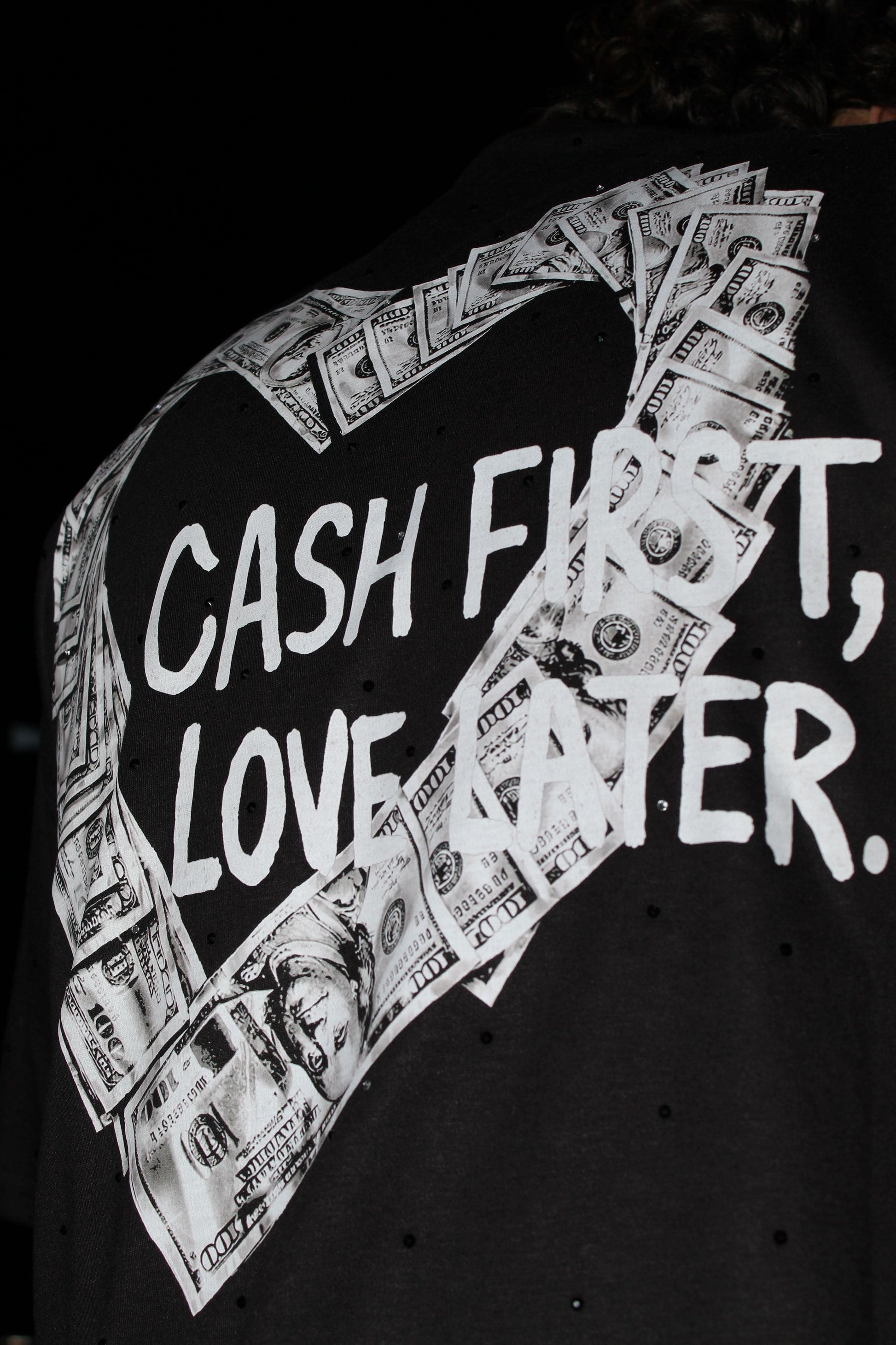 Texto Cash First Love Later en gráfico trasero de playera streetwear Nova Design