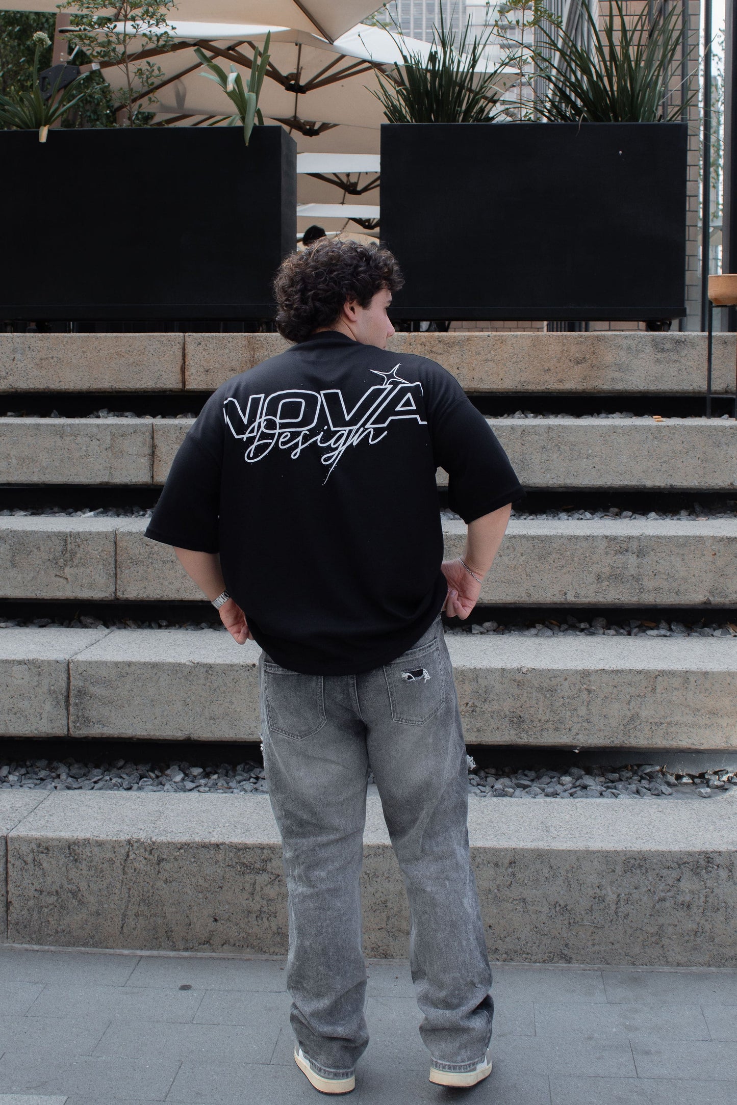 Playera oversize Nova Design minimalista con pedrería en mangas, hombros y parte inferior