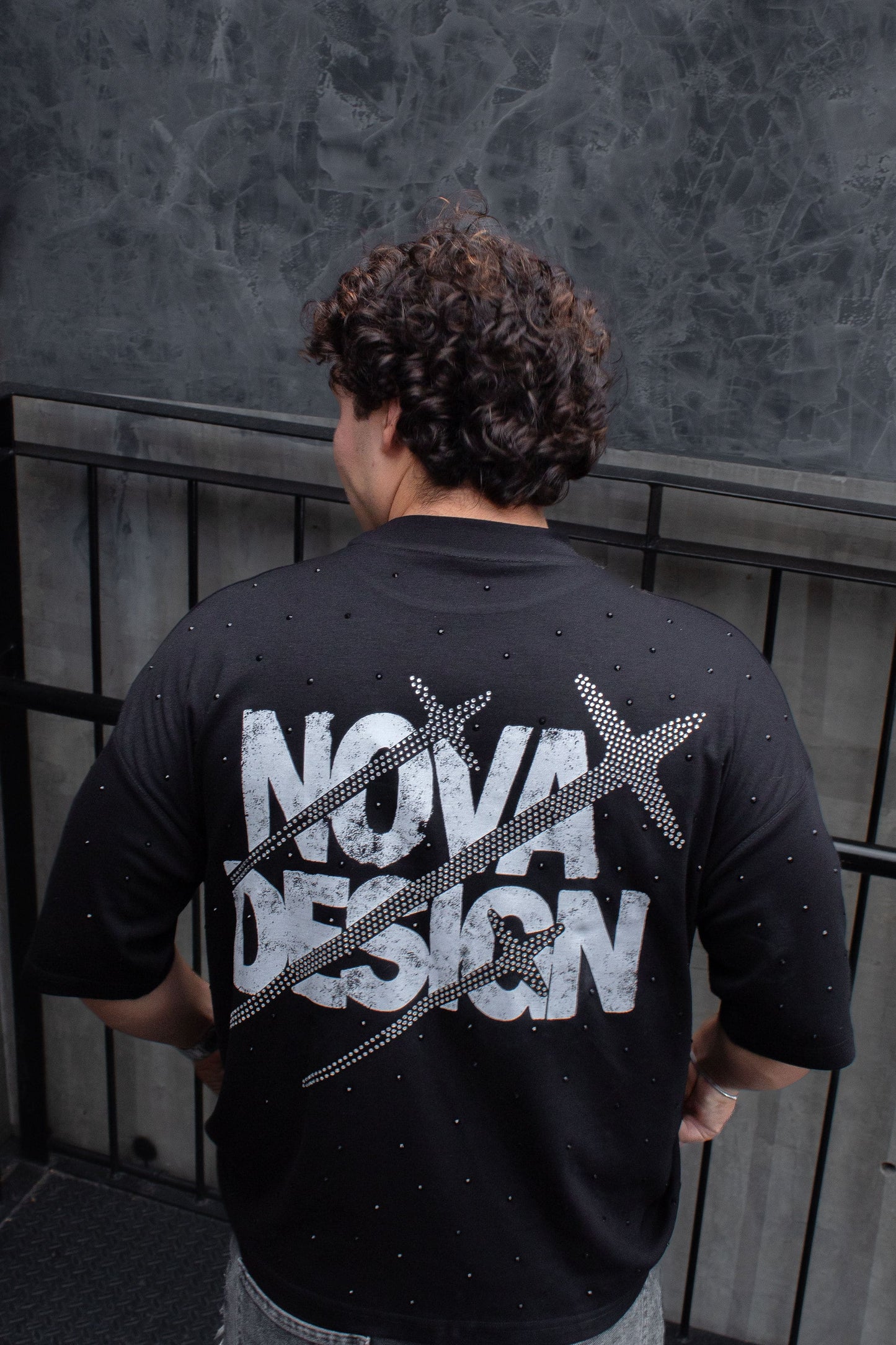 Playera oversize Nova Design con diseño de estrellas y brillo frontal