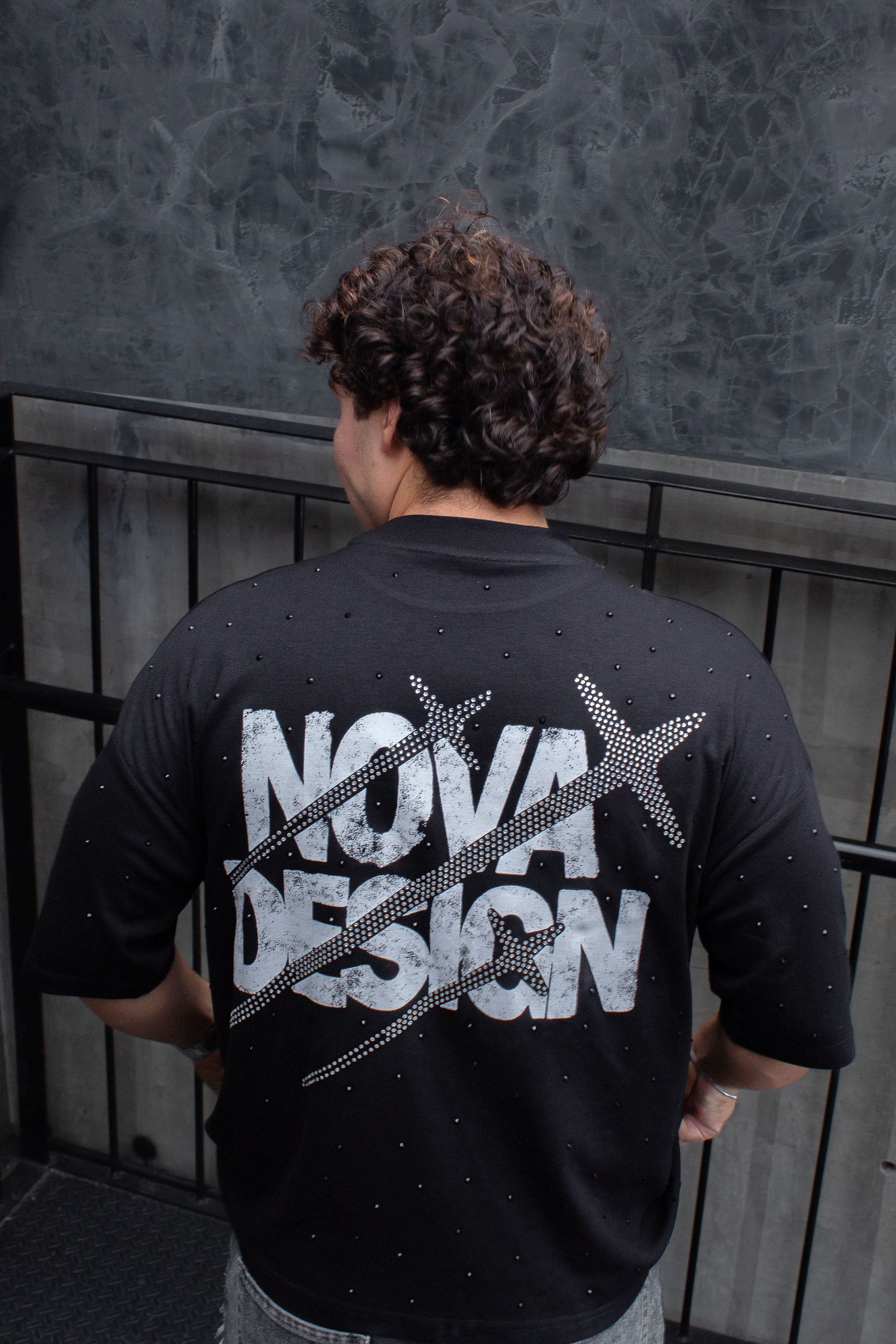 Playera oversize Nova Design con diseño de estrellas y brillo frontal