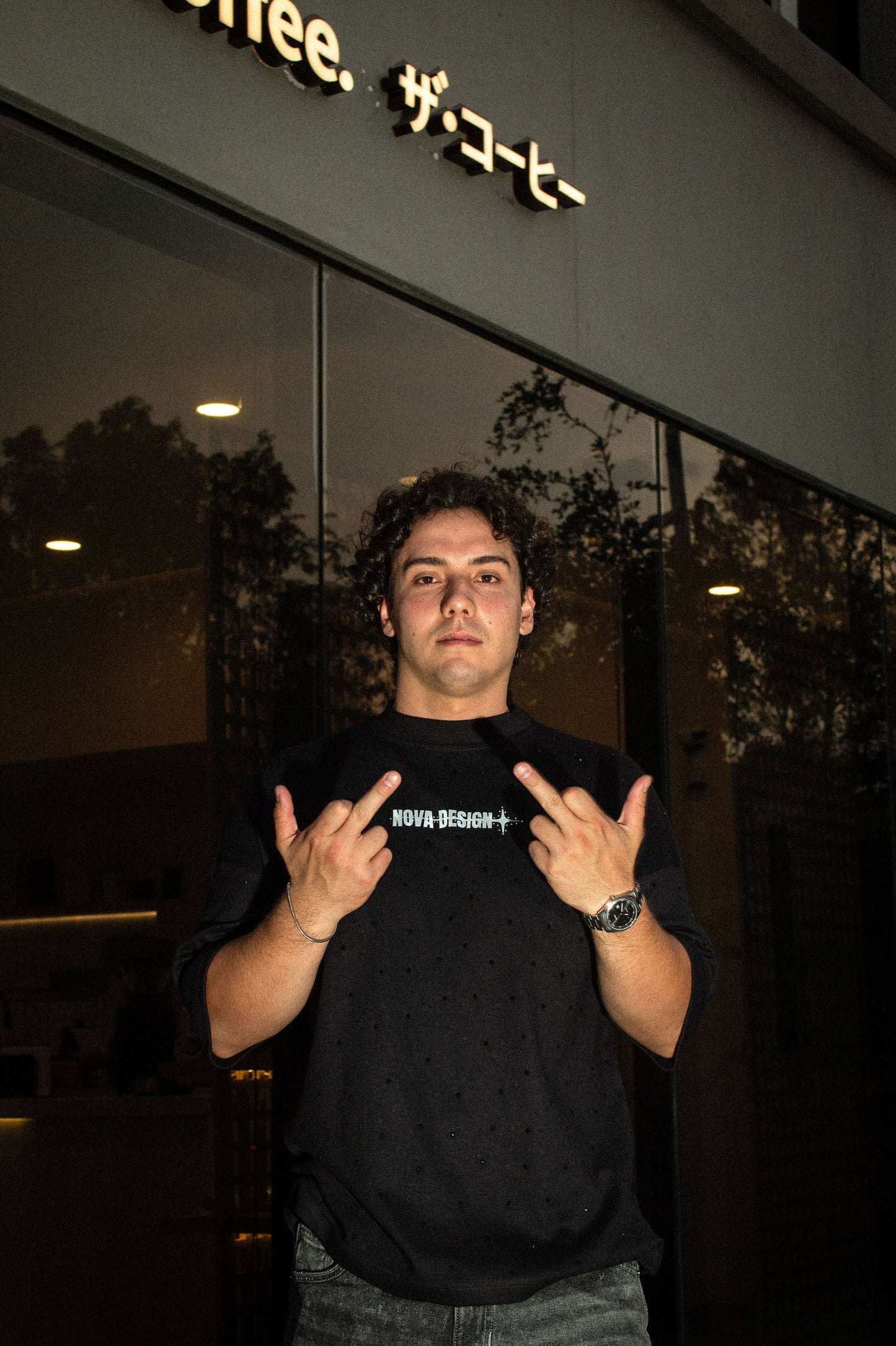 Playera premium 240 GSM color negro con logo Nova Design frontal y diseño Falling Stars