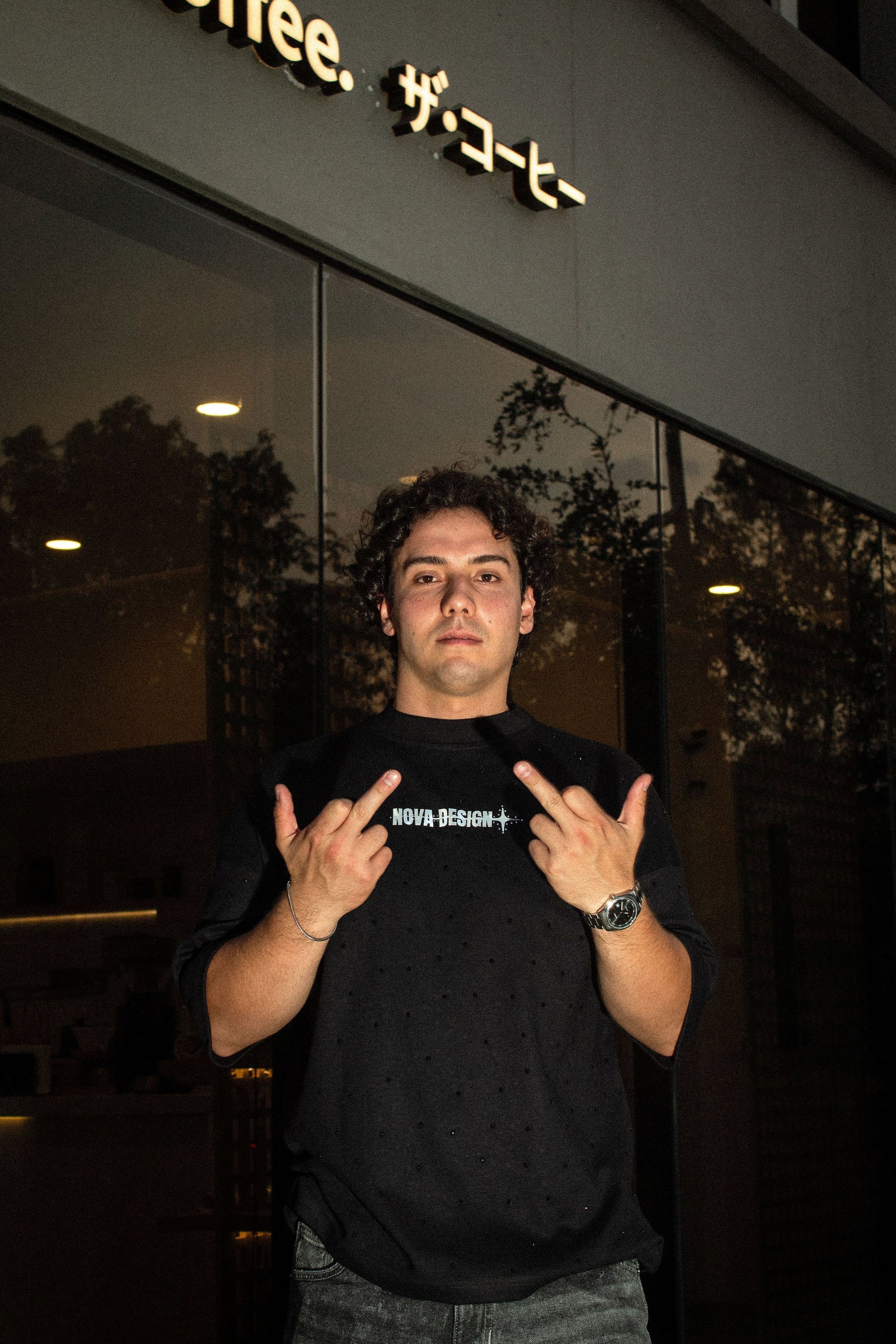 Playera premium 240 GSM color negro con logo Nova Design frontal y diseño Falling Stars