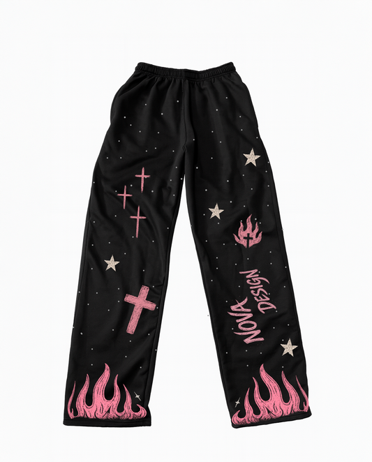 Pants negros con querubín, cruces rosas, estrellas, llamas y logo Nova Design — Blessed Collection.