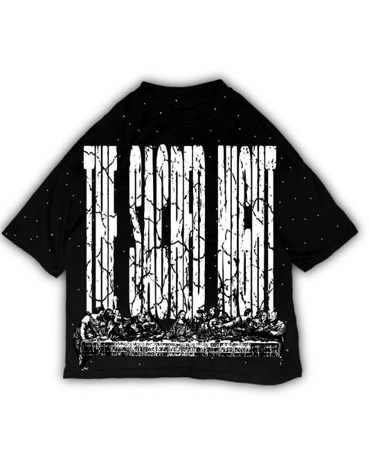 Playera oversize negra con ilustración de La Última Cena y texto The Sacred Night en estilo agrietado — Nova Design