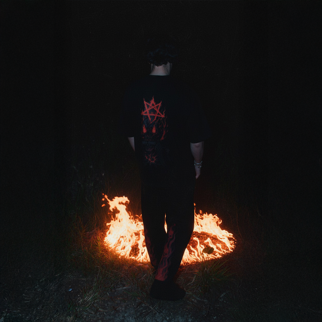 NOVA'S INFERNO FULL PEDRERIA OVER PREMIUM TEE