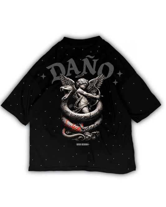 Playera oversize negra Daño inspirada en la canción del álbum Dinastía, con ilustración de ángel y serpiente — Nova Design.